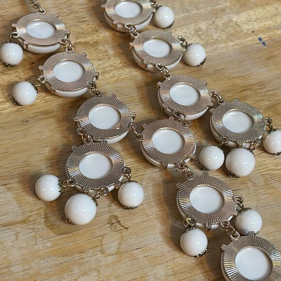 Gold tone white circular stone bubble shape acrylic statement necklace 25-27” - Picture 4 of 5